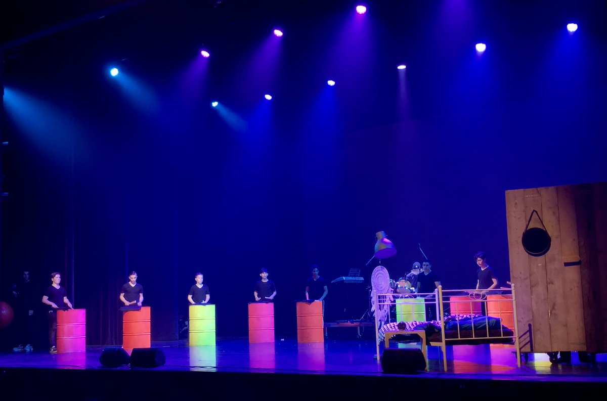 henkmulder1's tweet image. Vanavond traditioneel avond van alle scholen van @OSGPiterJelles optredens, kunst en muziek. Altijd weer geraakt door de directheid waarmee jongeren hun dromen en pijn tonen.  #artexpression