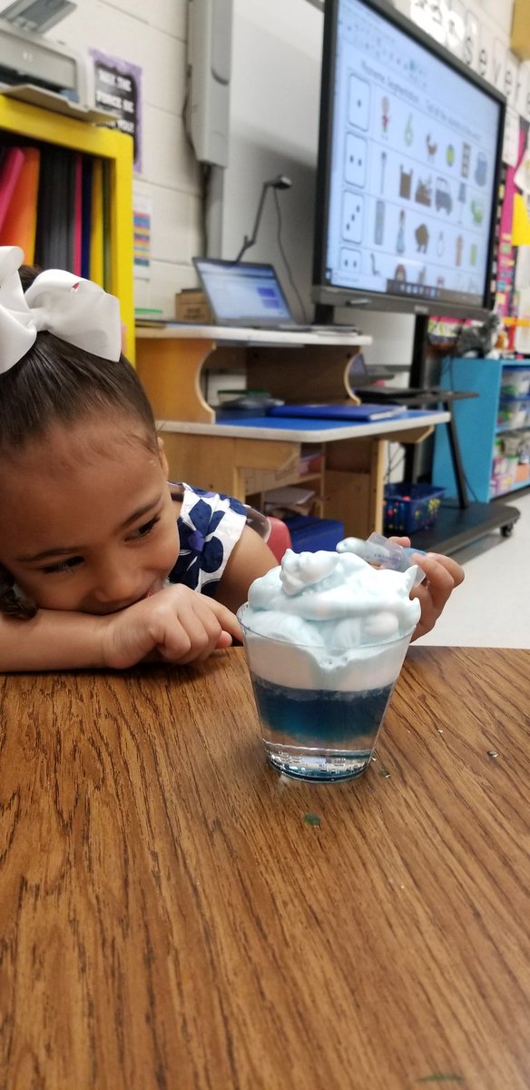 Hedwig482's tweet photo. It was a stormy day in kindergarten as we made a rainstorm in a cup!!! We watched clouds get heavy and then start raining!! #k2bears @GlendaleRocks @CumberlandCoSch https://t.co/m04cAleRjT