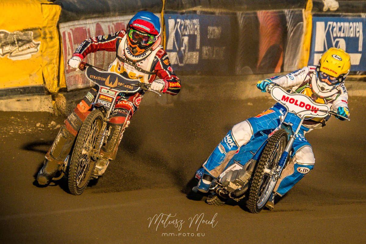 mmfotoeu's tweet photo. Test match  - @unialesznoks vs. @falubazzg - heat 4 - Last lap action @domin_kubera vs. @nickipedersenracing #speedway #zuzel #czarnysport #leszno #unialeszno #falubaz #fotografiasportowa #sport #sportphotography #fuji #fujifilm #fujonon #400mm https://t.co/QbCEdBqn10