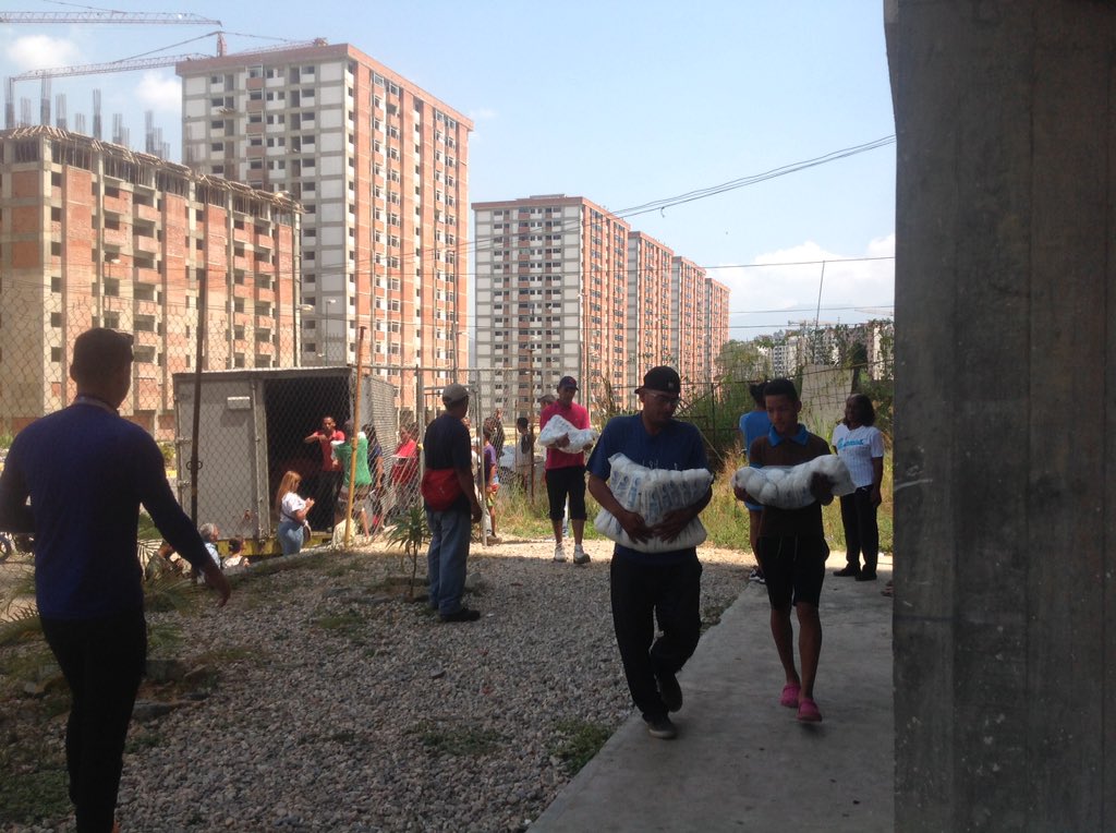 PDVAL_OFICIAL's tweet photo. Nos desplegamos por los Urbanismos de la #GMVV Ciudad Tiuna para distribuir 48,08 T/M de Alimentos a través de los distintos programas de atención que forman parte de las políticas alimentarias del Presidente Constitucional @NicolasMaduro. #PuebloUnidoJamásSeráVencido https://t.co/10ogXjHh5Q
