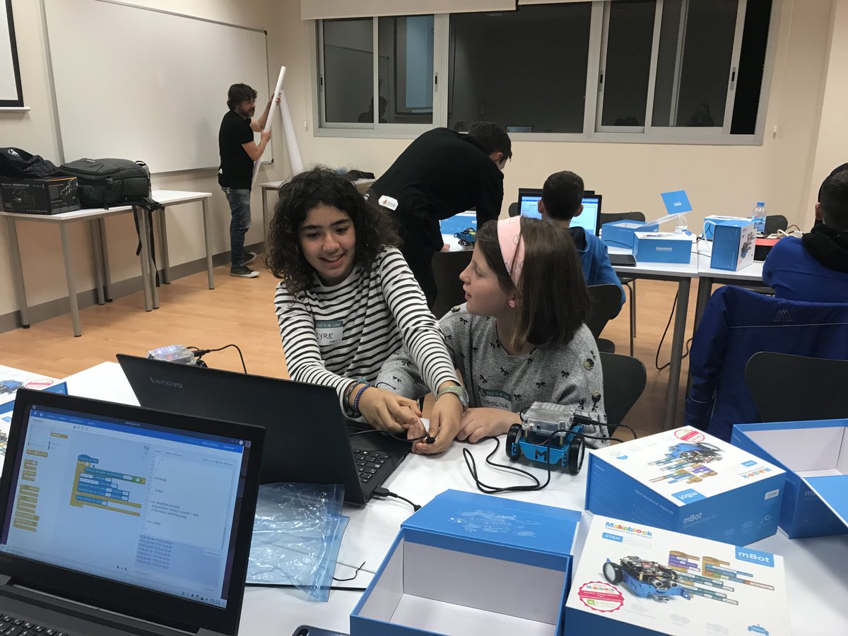 robotme_es's tweet photo. En #Robotme creemos que aprender jugando y descubriendo forma parte de la felicidad. No pierdas nunca la curiosidad y haz que todos los días sean tu #DíaDeLaFelicidad #DiaInternacionalDeLaFelicidad #DiaDeLaFelicidad https://t.co/80KSMvrOic