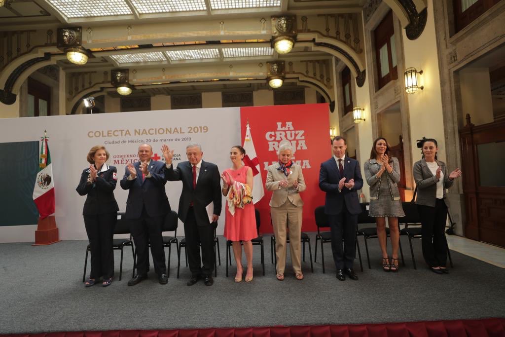 Claudiashein's tweet photo. Hoy inicia la colecta nacional de la Cruz Roja Mexicana. Hay que apoyar a esta institución no lucrativa que apoya siempre que se necesita con miles de voluntarios y con la solidaridad del pueblo de México. En Palacio Nacional acompañdo a @lopezobrador_ y @BeatrizGMuller https://t.co/IN0TtpKJ3H