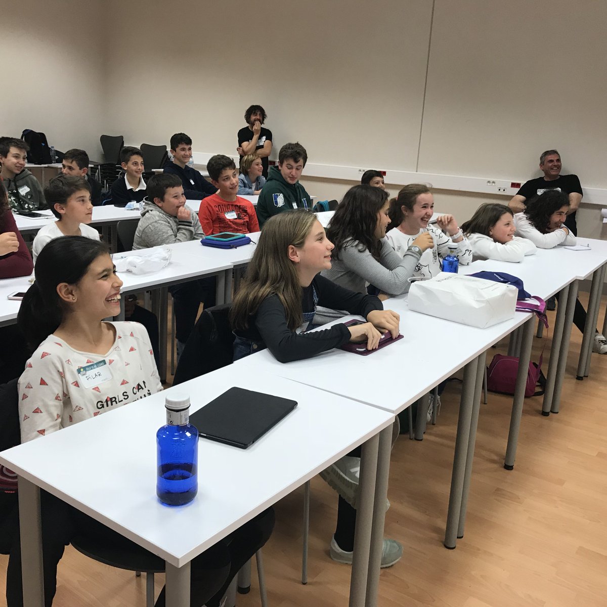 robotme_es's tweet photo. En #Robotme creemos que aprender jugando y descubriendo forma parte de la felicidad. No pierdas nunca la curiosidad y haz que todos los días sean tu #DíaDeLaFelicidad #DiaInternacionalDeLaFelicidad #DiaDeLaFelicidad https://t.co/80KSMvrOic