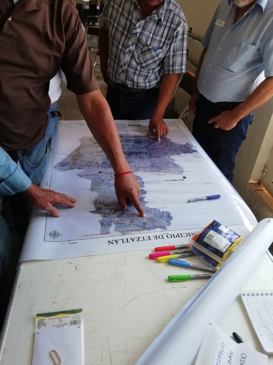 cidiglo's tweet photo. Investigadores de #CIDIGLO realizan el Diagnóstico Rural Participativo (DRP) con representantes de apicultores, porcinocultores y productores de ganado mayor en #Etzatlán #Jalisco para el Plan Municipal de Desarrollo 2018-2021. https://t.co/m1j68tsZFf