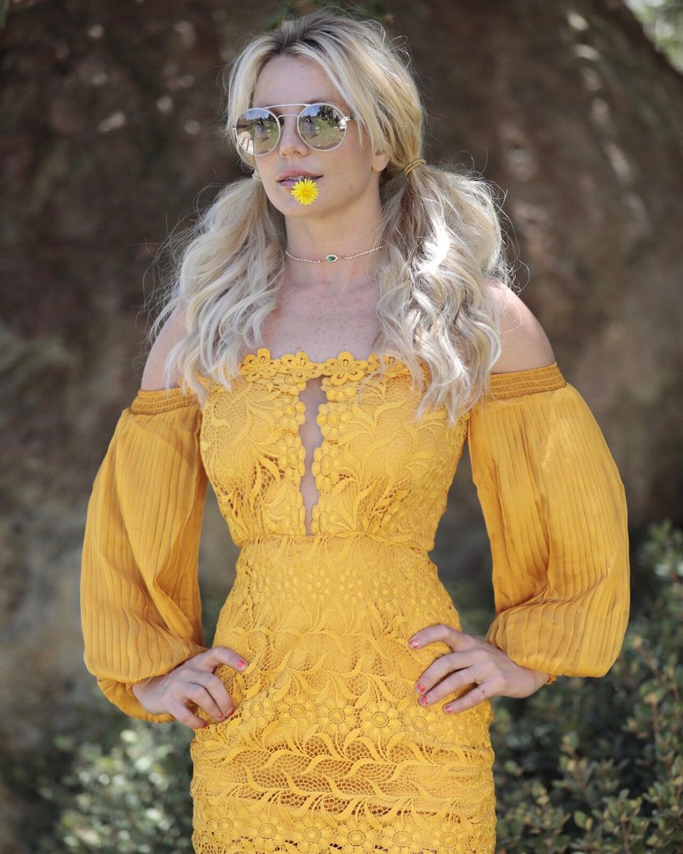 Happy #FirstDayofSpring Britney Army! 🌼🌻