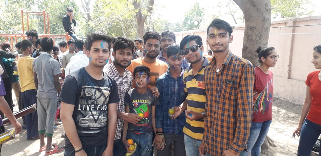 Deepans36603148's tweet photo. *Holi celebration at DEAF N DUMB N OLD AGE HOME.. feeling blessed  jai Ebiz 🙏🙏
#justiceforebiz @narendramodi @PMOIndia @HRDMinistry @KTRTRS @cyberabadpolice
@telanganaDGP @raokavitha @trsharish @raghutekriwal @ashishjayshoor @pawanmalhan77 @vishal_algeri @AnkurRoj @amitverma https://t.co/yNJIjYvc7S