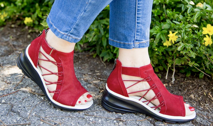 romyraves's tweet photo. AD: In celebration of Spring, I've partnered with @jambufootwear to tell you about their incredibly comfortable & supportive sandals that don't compromise on style. Use ROMYRAVES19 for 15% off until 4/30/19. https://t.co/eMOltTP2QX #jambufootwear #jambuandco https://t.co/O8yMMKrn06