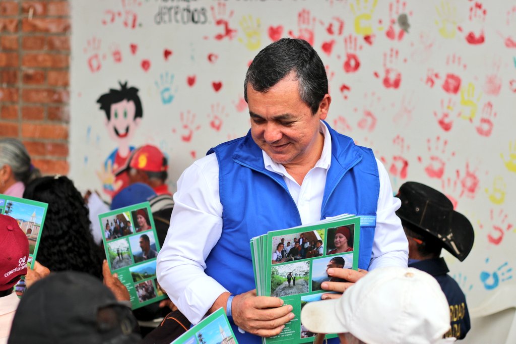 UnidadVictimas's tweet photo. La @UnidadVictimas hace entrega de cartillas, cd's y video, producidos por las víctimas del #Turbay - #ElMohan, que contienen relatos de memoria histórica de esta población. #UnidosPorLasVíctimas https://t.co/qbD1q6VVgf