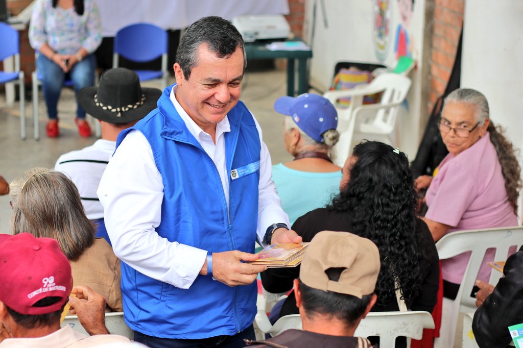 UnidadVictimas's tweet photo. La @UnidadVictimas hace entrega de cartillas, cd's y video, producidos por las víctimas del #Turbay - #ElMohan, que contienen relatos de memoria histórica de esta población. #UnidosPorLasVíctimas https://t.co/qbD1q6VVgf