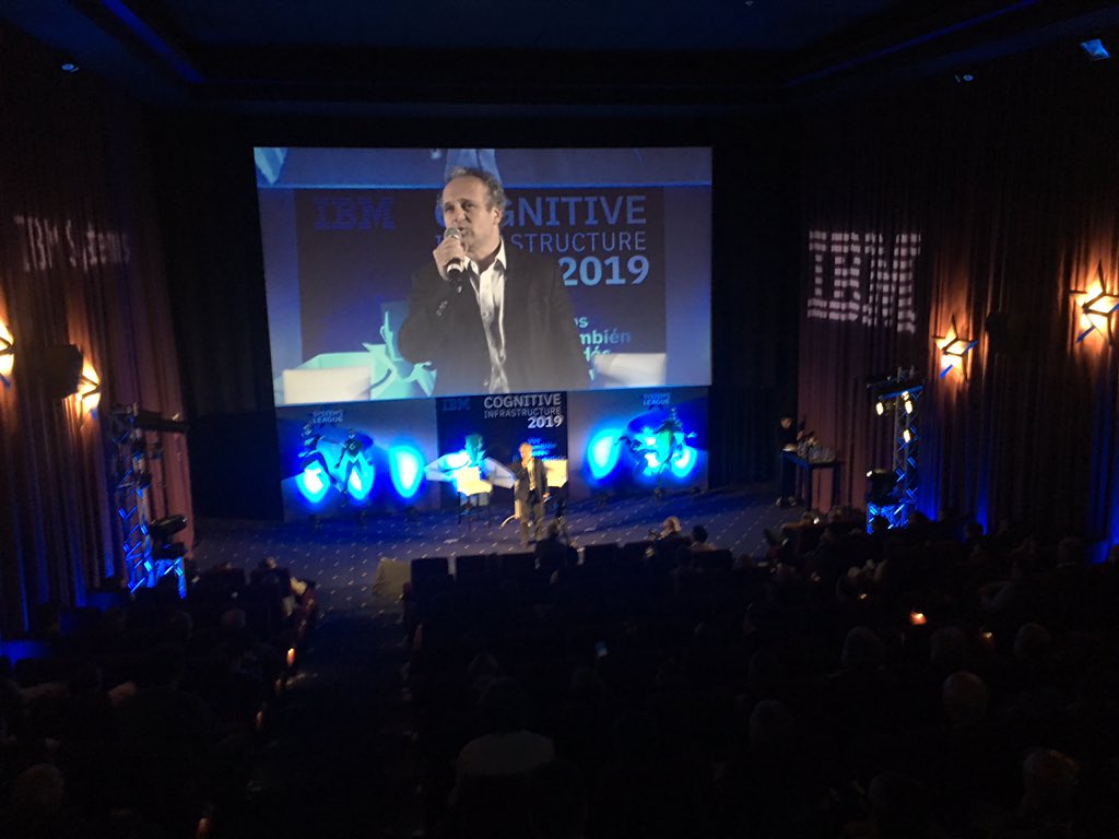 iribarnemaria's tweet photo. La transformación digital genera desafios y tambien oportunidades, Roberto Alexander, GM de IBM Argentina cerrando Cognitive Infrastructure #IBMSystemsAR https://t.co/Kjz0jSGh26
