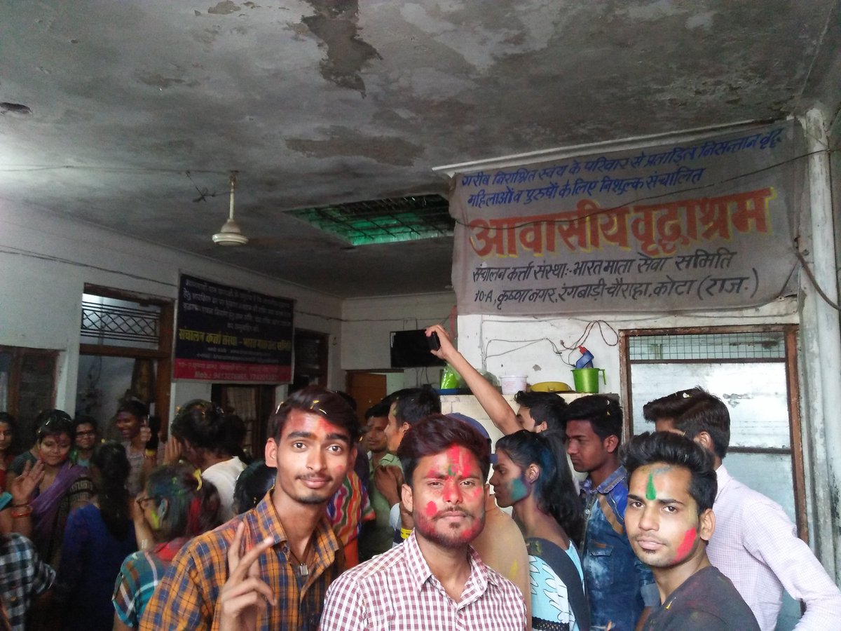 Deepans36603148's tweet photo. *Holi celebration at DEAF N DUMB N OLD AGE HOME.. feeling blessed  jai Ebiz 🙏🙏
#justiceforebiz @narendramodi @PMOIndia @HRDMinistry @KTRTRS @cyberabadpolice
@telanganaDGP @raokavitha @trsharish @raghutekriwal @ashishjayshoor @pawanmalhan77 @vishal_algeri @AnkurRoj @amitverma https://t.co/yNJIjYvc7S