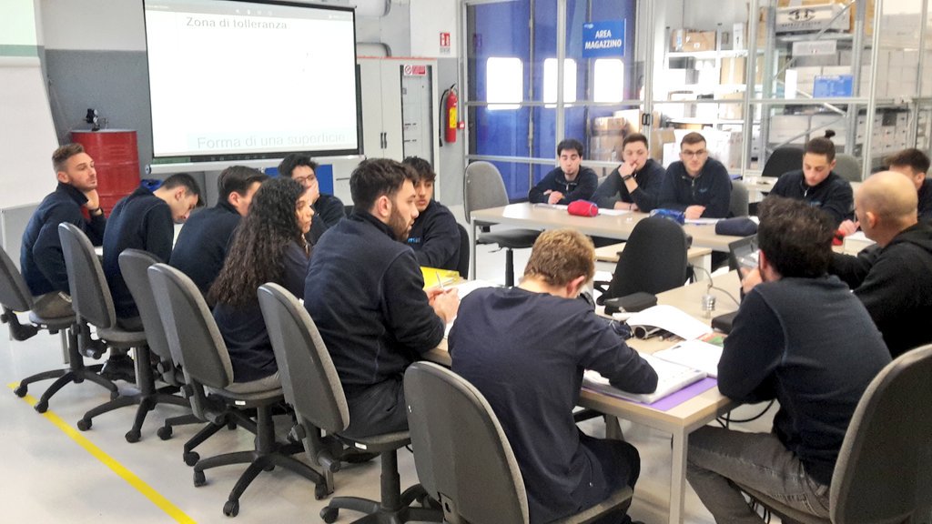 Federmeccanica's tweet photo. #LABOMEC Tecnici superiori per l'automazione e sistemi #meccatronici si formano qui. Conoscenze tecnico-scientifiche e didattica mirata al mondo del #lavoro in accordo con le esigenze delle imprese del territorio. Orientiamo al Futuro @ItsUmbria #ImpresaDay https://t.co/qPBvks6XLs