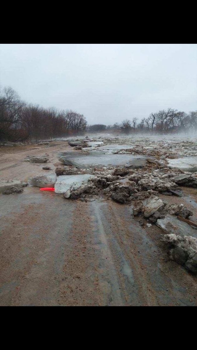 dspilinek's tweet photo. @UNKBiol106 @UNKearney #106SpringBreak19 Took my dog for a walk, to look at damage from the flood. https://t.co/jFPxrPc6Ql