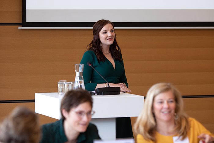 SER_NL's tweet photo. Dagvoorzitter @IVrolijks sluit bijeenkomst #vrouwennaardetop af met oproep aan bestuurders: kijk om u heen en bedenk welk jong talent u een kans wil geven. Achter een sterke vrouw staat zij zelf, achter een succesvolle vrouw staan mensen die haar kansen geven. https://t.co/U28GNvCbZb
