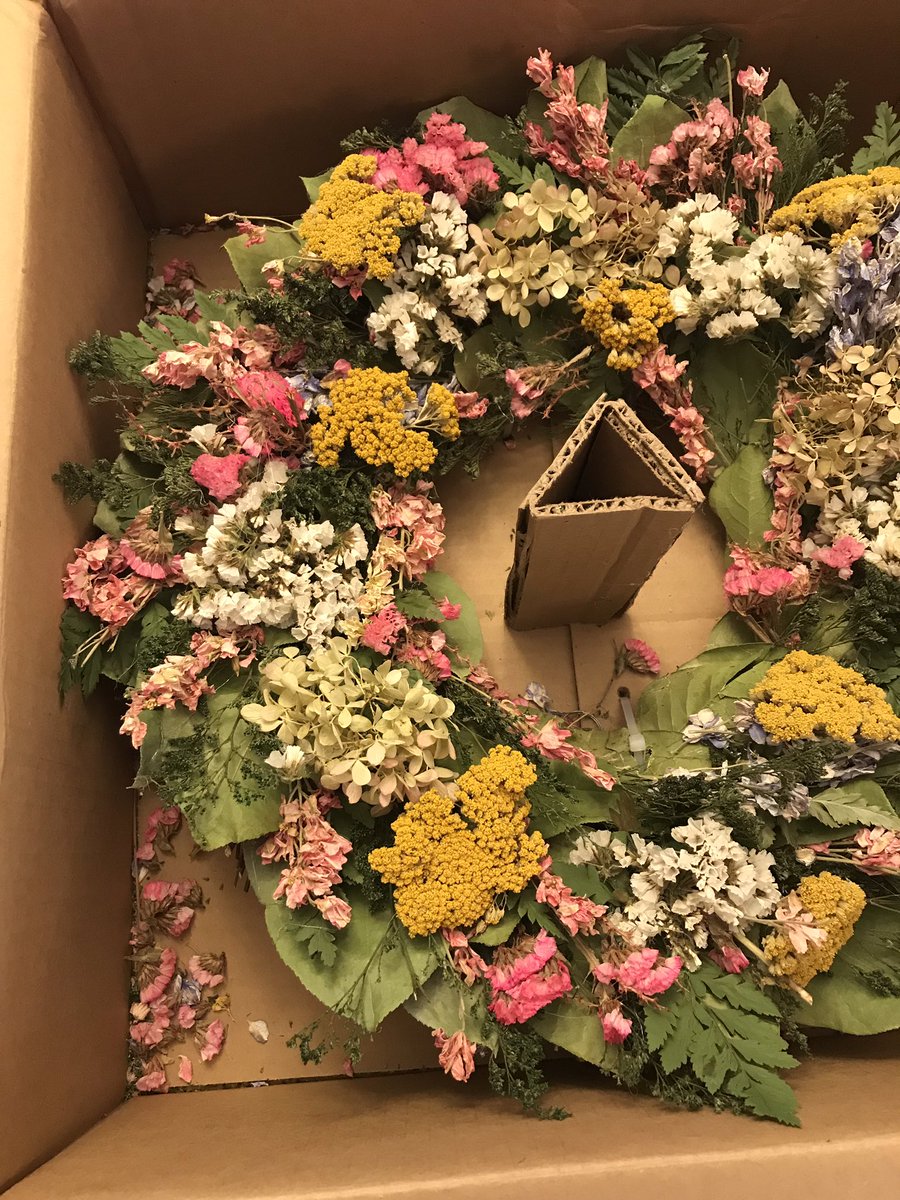 SuperBeardsley's tweet photo. Very #disapointed in the gift I sent my husband from @1800flowers 
What I ordered vs what arrived. 
Does it look to anyine else like its been sat in? https://t.co/atyIL3izG6