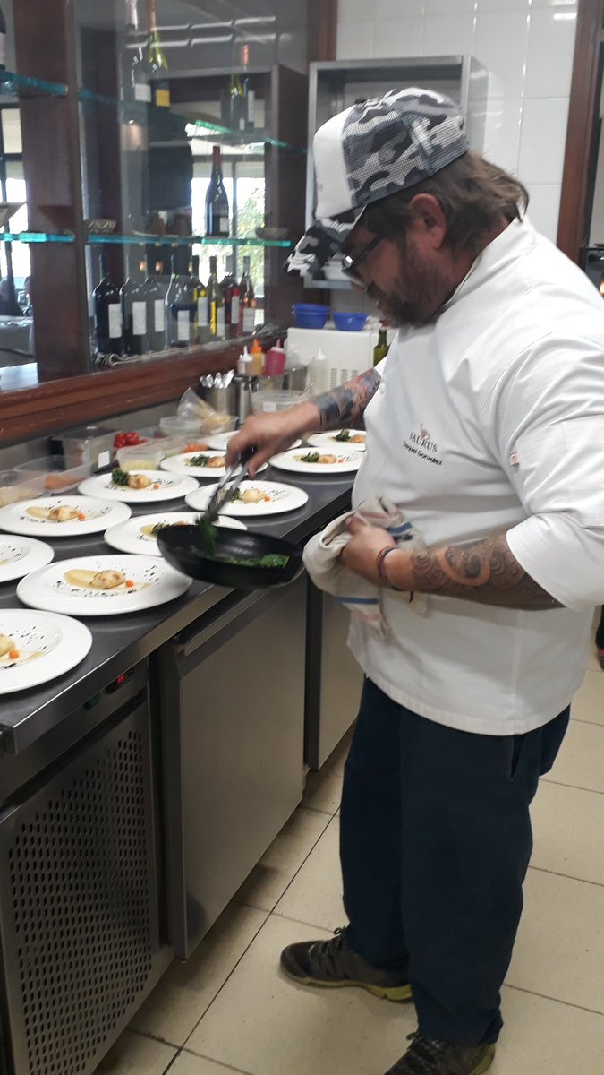 neuquentur's tweet photo. Seguimos recorriendo la #RutaDelVino y nos toca el turno de visitar @SchroederWines y su excelente #SaurusRestaurant donde la #GastronomiaNeuquina y sus excelentes vinos se disfrutan con los cinco sentidos!! https://t.co/yj2rm41kax