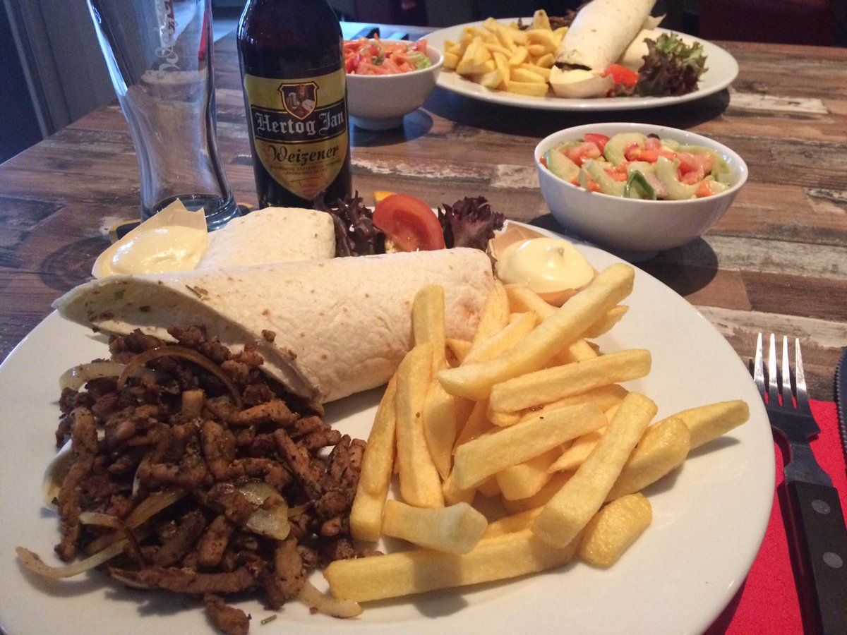 Wegens groot succes en het vele aandringen van verscheidene bargasten is die weer terug! 
Week special: €9,80
Wrap met varkensreepjes, uien en paprika. Geserveerd met friet, salade en knoflooksaus.