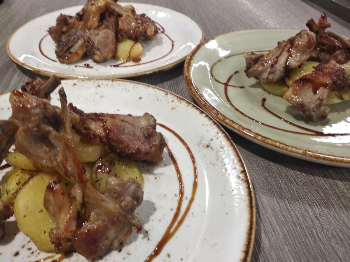 LonuestroOv's tweet image. Siempre una carne en nuestro #menú!!! #codillo glaseado y #chuletillas de #cordero han sido propuestas de nuestros #menúsdiario de estos días. No te pierdas el de mañana!! #LoNuestro #alasombradelajirafa🦒#Oviedo