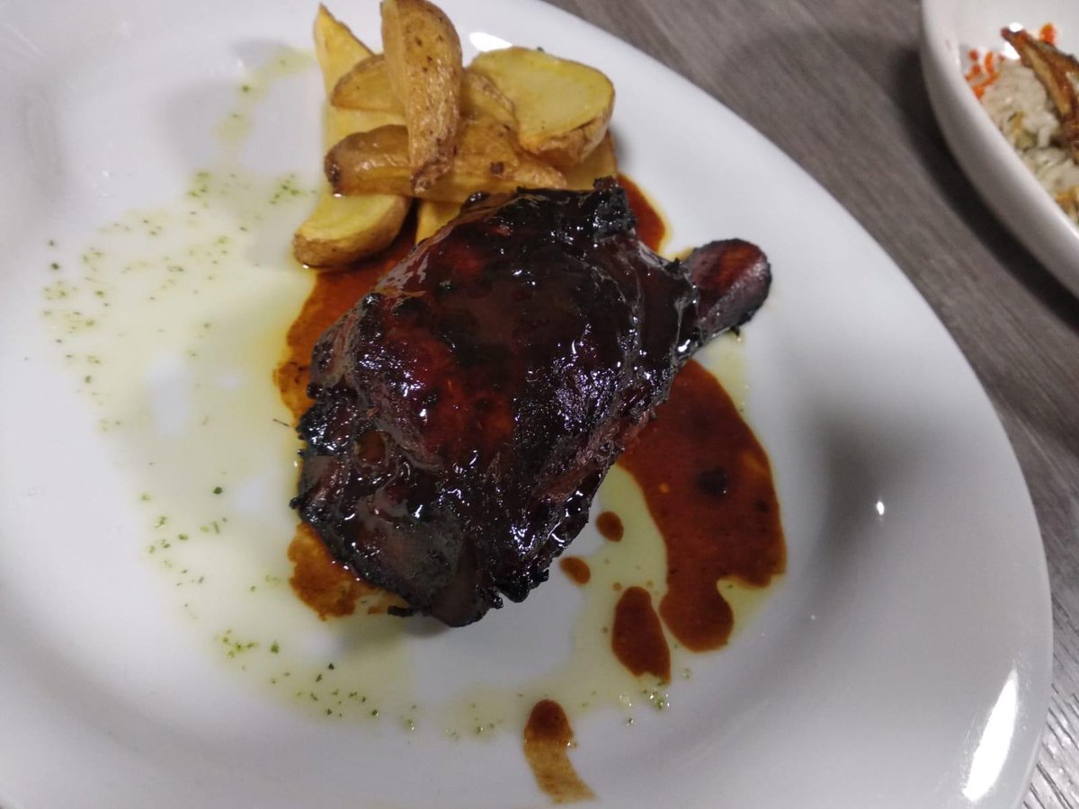 LonuestroOv's tweet image. Siempre una carne en nuestro #menú!!! #codillo glaseado y #chuletillas de #cordero han sido propuestas de nuestros #menúsdiario de estos días. No te pierdas el de mañana!! #LoNuestro #alasombradelajirafa🦒#Oviedo