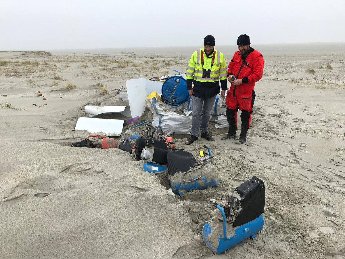 Rijkswaterstaat's tweet photo. Vandaag haalden we 22 megazakken met #afval op van de #Rottums, Het afval spoelde aan op de eilanden nadat de #MSCZoe zijn lading verloor begin januari. Meer actuele informatie op de #opruimactie:  https://t.co/sc5JYvpxYw https://t.co/CVcT9Rjw3f