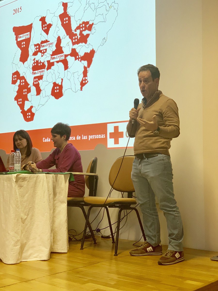 LaraVidalGlez's tweet photo. Ese @PeriCalzado de Jaén compartiendo el desarrollo territorial comarcalizado del #PlanEmpleoCruzRoja en la provincia, y la diversificación del mercado de trabajo que ofrece colaboraciones empresariales muy variadas y enriquecedoras... y un 50% de inserción! 😱👏🏻👏🏻👏🏻 https://t.co/bm01XXxOT5