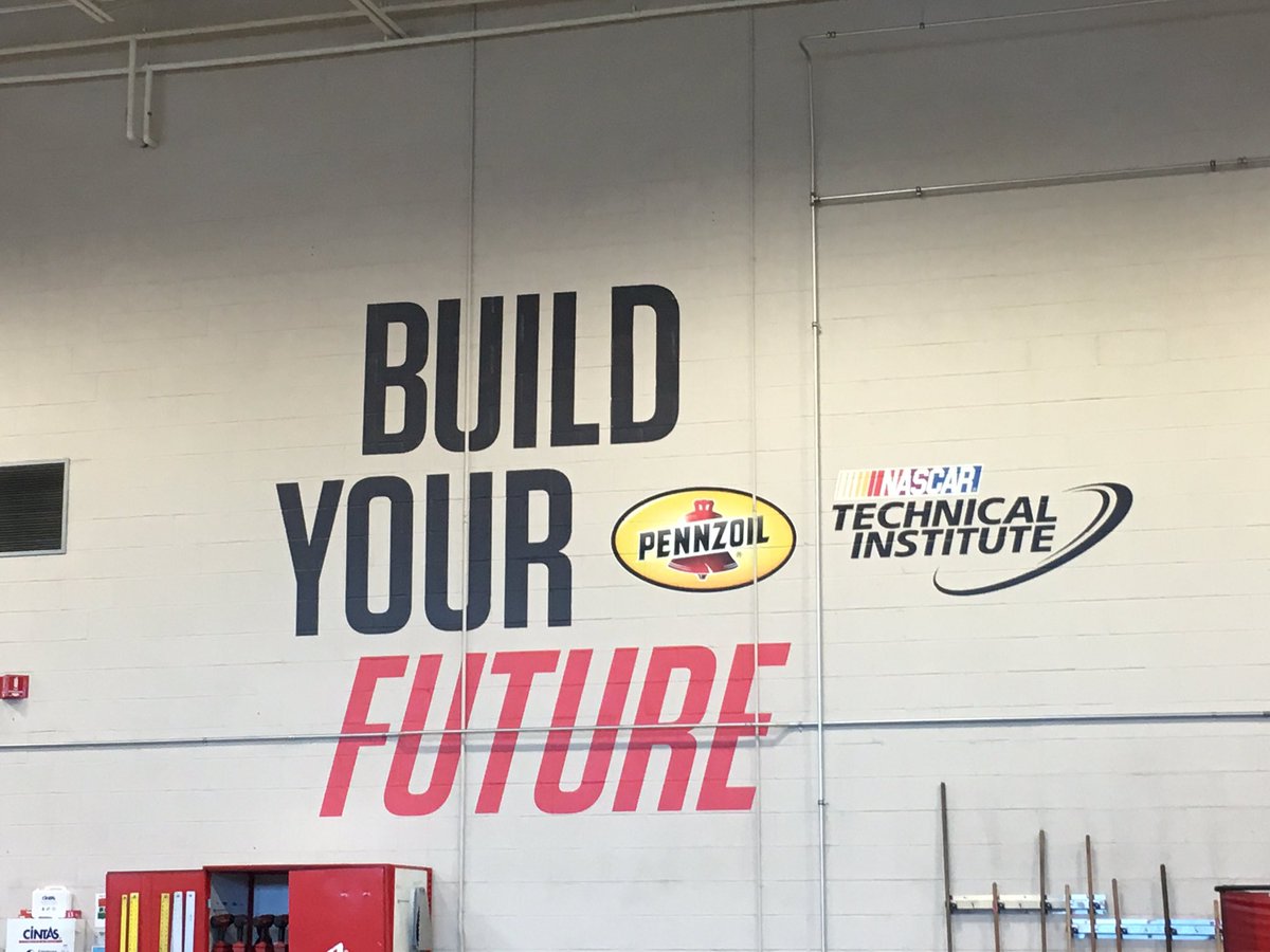 HickoryCte's tweet photo. Great Day at Universal Technical Institute aka NASCAR Tech! #HickorySchools #HickoryHighCTE #UTI #NASCARTech https://t.co/8ki3MnPPLR