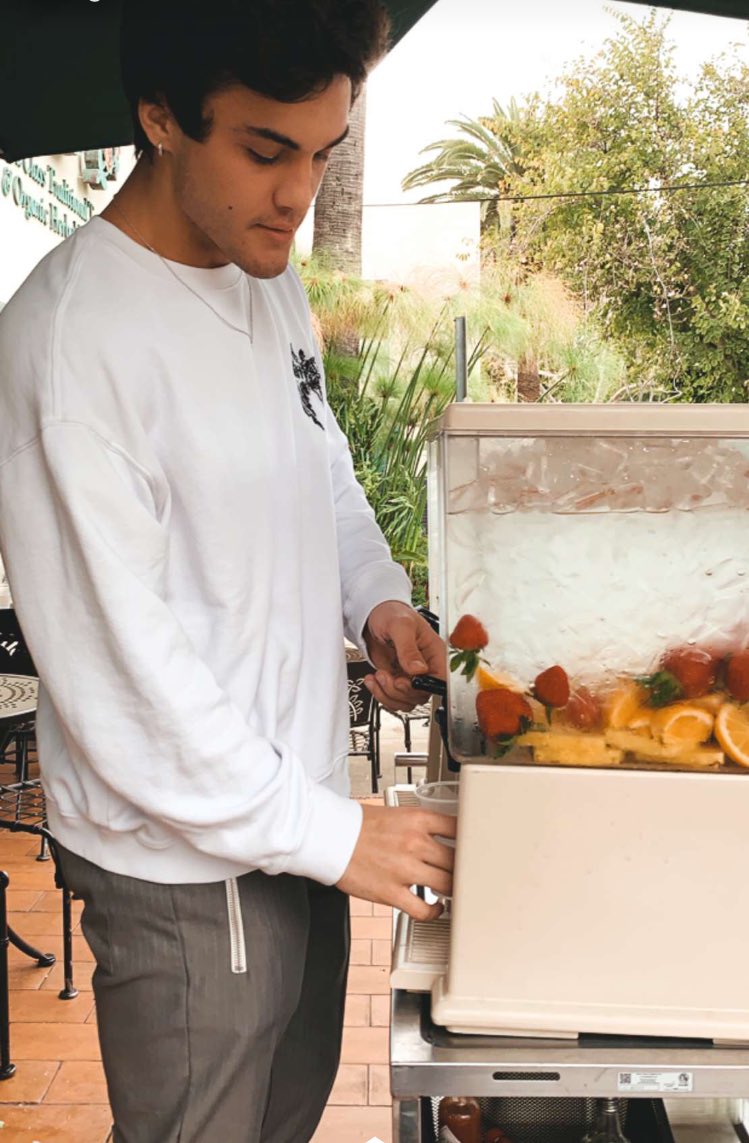 wbugray's tweet image. he really finna attack me like this