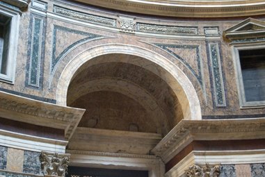 But we must take into account another peculiarity of the architectural element that crowns the interior of the main door of the Pantheon, because, curiously enough, it is a horseshoe arch!