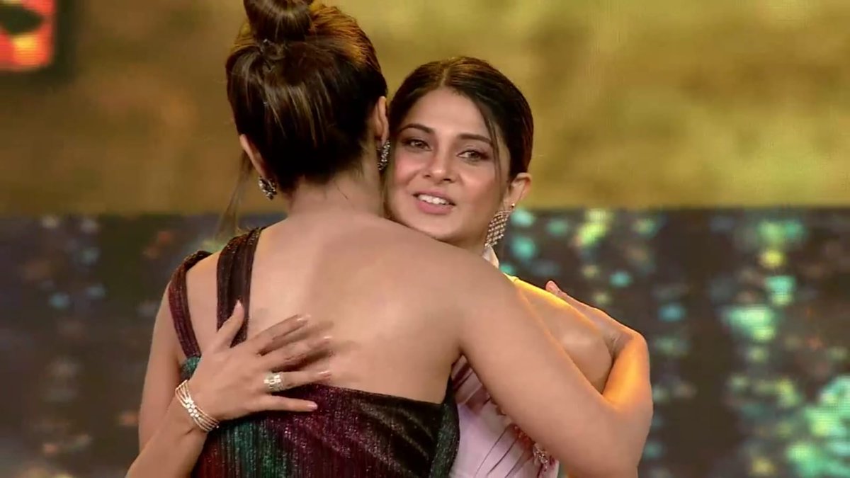 hinasbuff's tweet photo. ๐๐๐ Their Hug ๐๐๐
#HinaKhan ร #jenniferwinget
#HinaKhan ร #KaranTaker
#ZEE5IndianTellyAwards2019
#IndianTellyAwards
#IndianTellyAwards2019
#ZEE5IndianTellyAwards
@eyehinakhan @jenwinget @karantacker https://t.co/eyiaIoiJwK