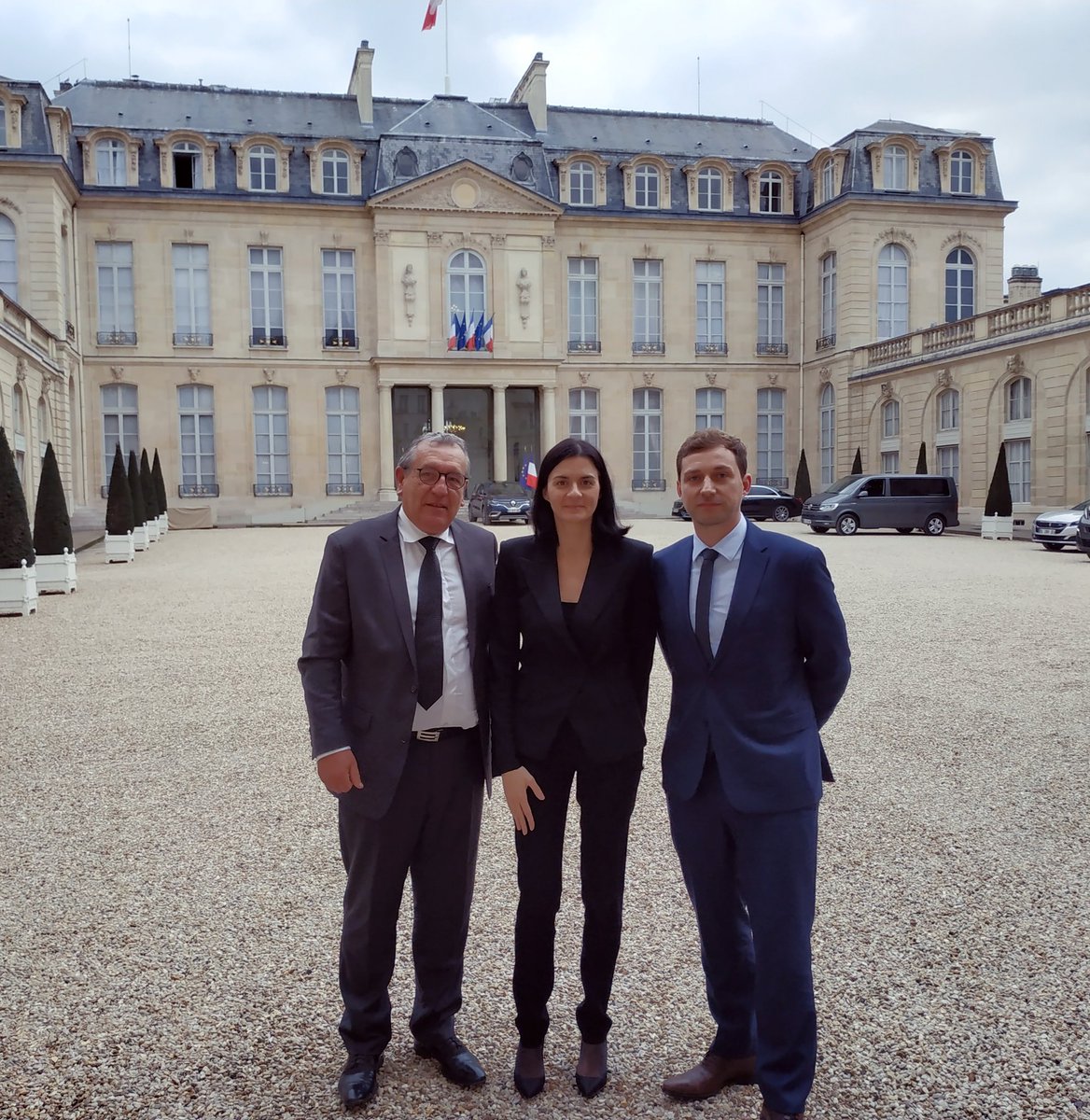 MaurinMarche's tweet photo. Changement de look mais toujours la même détermination.
J'ai été reçu à l'Elysée cette après-midi par Audrey Bourolleau, conseillère agriculture du Président.
Nous avons surtout échangé sur le volet social du traitement à apporter au phénomène du suicide agricole.
#jecontinue https://t.co/zkQbnY9ias