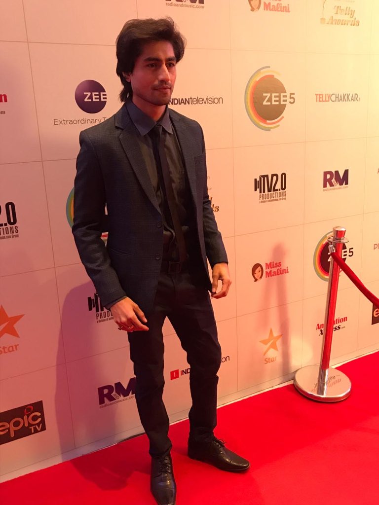 IndTellyAwards's tweet photo. Dekho wo aagaya. The Star of Indian Television is here @ChopdaHarshad 💫 

#ZEE5IndianTellyAwards2019 #zee5 #harshadchopda #IndianTellyAward2019 https://t.co/eVFacsHXHm
