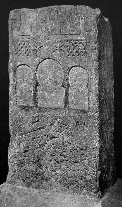 There are good examples of horseshoe arches forming part of the decoration of funeral steles from Roman times. In Hispania some very interesting ones are located, especially in the northwest, like this one of the Archaeological Museum of León. @museoscastyleon