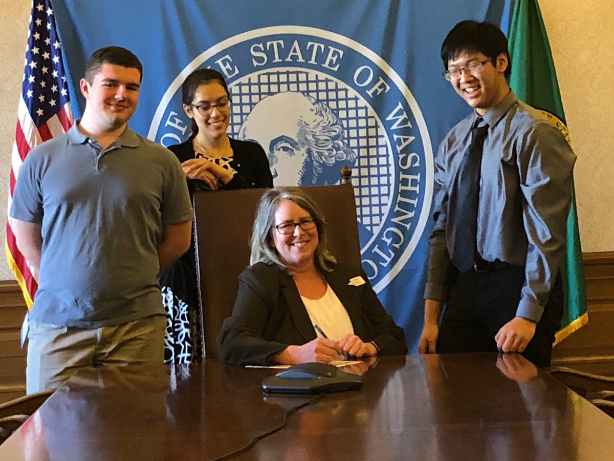 EdmondsSchools's tweet photo. Board Director Carin Chase, along with School Board Student Advisors Dylan Mustach (Meadowdale High), Bani Bedi (Mountlake Terrace High), and Jonathan Kwong (Mountlake Terrace High), visited Olympia yesterday for a "Day on the Hill." https://t.co/Phfm8hKUlw