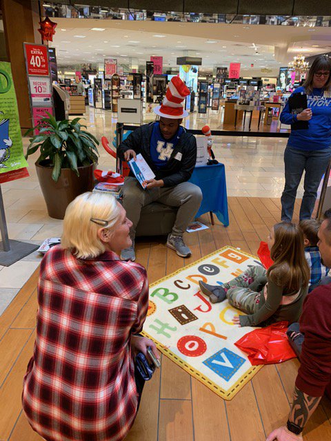 UKAthletics's tweet image. As part of @PassportHealthP's #CatsInTheCommunity program, members of the @UKFootball, @UKGymnastics and @UKWomensSoccer teams recently volunteered with the Read Across America program at Fayette Mall. #WeAreUK