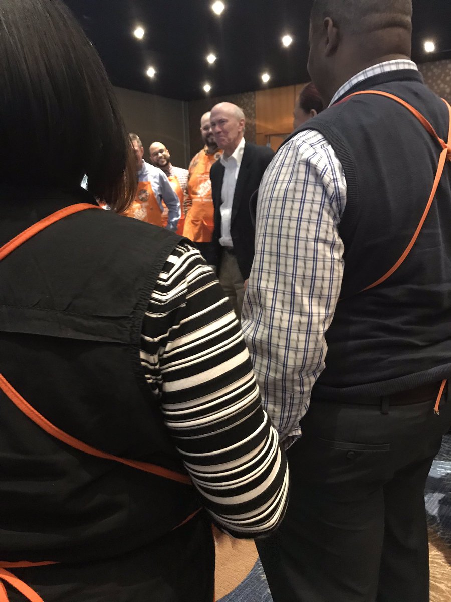 What a surprise to run into Frank Blank today at the Aquarium. I’m admittedly geeked out and have all the feels ! #BleedingOrange #LeadershipDefined <a href="/HomeDepotCareer/">Home Depot Careers</a> <a href="/GeorgiaAquarium/">Georgia Aquarium</a>