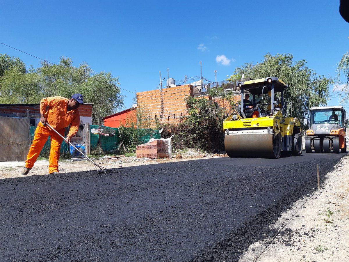 ZamoraJulio's tweet photo. 1) Volvimos al barrio Juan Pablo II de #RincónDeMilberg para supervisar el avance del plan de pavimentación. Hoy terminamos las calles 5 de abril y Matheu. Además, vamos a sumar luminarias en la zona. #RecorriendoTigre https://t.co/5Uy2GTEiQT