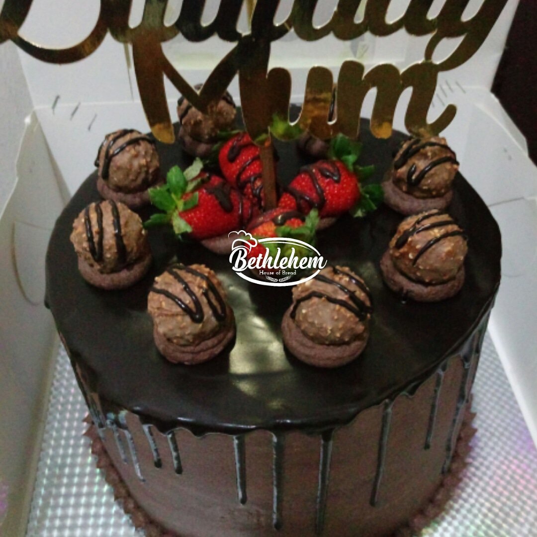 Beth_HoB's tweet photo. All Chocolate Everything! Behold the Triple Decker Chocolate Cake aka Death By Chocolate Cake. 'Cos this Mum has a sweettooth 😋

#WCW #Chocolate #CakeLover https://t.co/zoxQCbRmeS