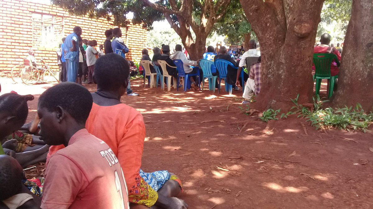 JumanneRois's tweet photo. Hii ni mojawapo ya kuleta maendeleo ktk kijiji cha #kigendeka tukiwa tumekusanyika kwenye mkutano wa kijiji kujadili hoja za msingi zenye kuweza kutukwamua kiuchumi wananchi @mbaruku_afifa @BabuAllySalumu @AllyWayembenao @BitamaDavid @zenanakoni1 https://t.co/uUS9jZsw1U