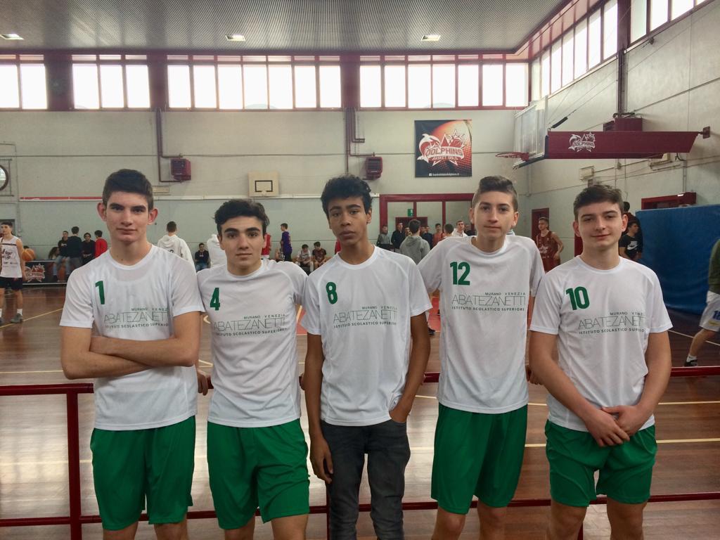 ISSAbateZanetti's tweet photo. I nostri compagni di scuola Niccolò, Tobia, Samuele, Vittorio, e Yadali hanno sfiorato l'ingresso in semifinale nei tornei studenteschi! 

Bravissimi!!! https://t.co/qVNmKomns0