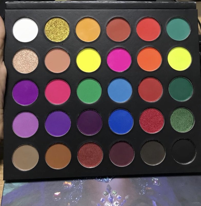 I am so excited about this palette “carnival”. I can’t wait to see what y’all create with this 😊