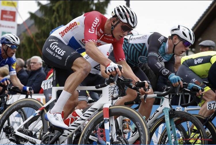 Tijdens de sprint viel er een renner die Mathieu niet kon ontwijken. Hij kwam zwaar ten val en werd naar het ziekenhuis afgevoerd. 
Ondertussen weten we meer en zijn er gelukkig geen breuken! Wel schaafwonden en pijn. Al bij al valt het gelukkig nog mee.