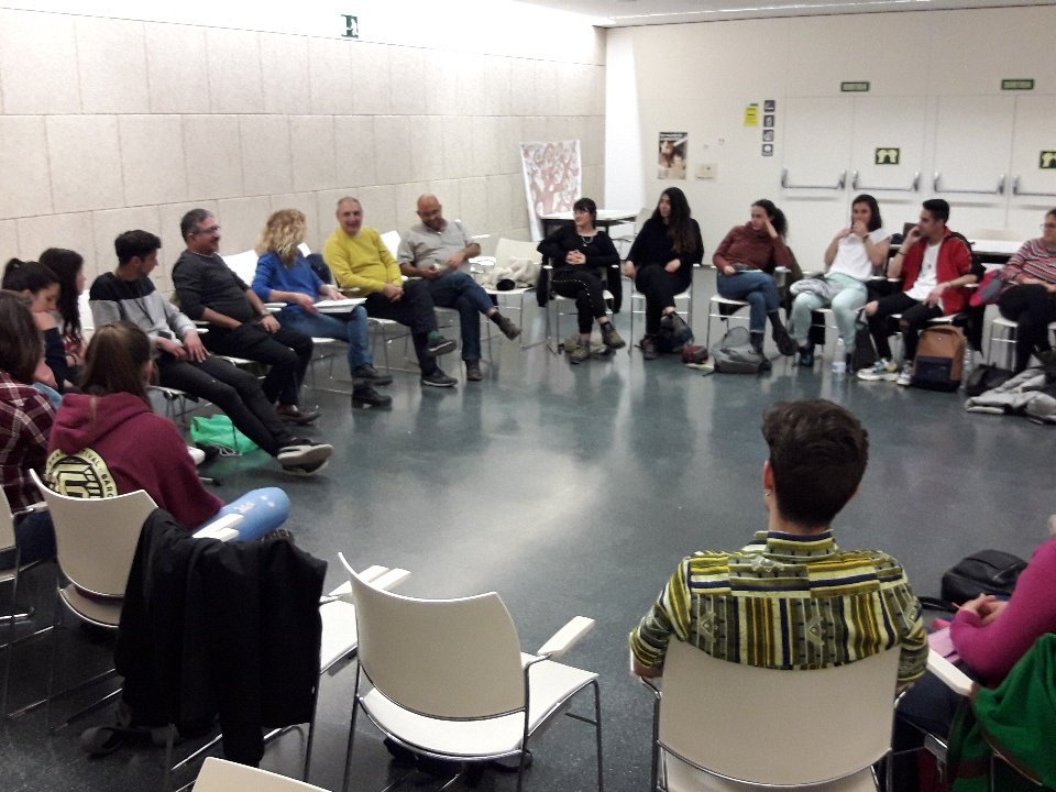 CASC_CAT's tweet photo. Presentació “Cultura, Animació i Gestió Cultural” de @carlesmonclus a Sabadell
#AnimacióSociocultural #AnimaciónSociocultural
Organitza @CASC_CAT @quadernsanima @ribot_serra
#ASC_UB18 https://t.co/ndbBj0zn6R
