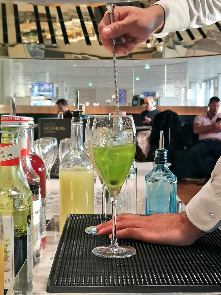 🇫🇷🍹✈️#airfrance in #Cdg2EL #business lounge. Mehdi propose you to drink tonight #TOKYO cocktail : gin, yuzu, matcha tea syrop in cooperation with <a href="/Hotel_Lancaster/">Hôtel Lancaster</a> 🇫🇷🍸✈️ #PaxEx #franceisintheair #mathieulehanneur #lebalcon
