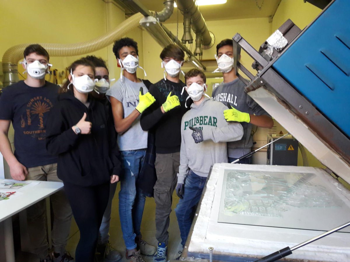 ISSAbateZanetti's tweet photo. Gli alunni della classe prima infornano il mosaico collettivo.

Ultimi preparativi prima di chiudere il forno e far partire la cottura. Un grande lavoro di squadra! https://t.co/vnpVTxSENM