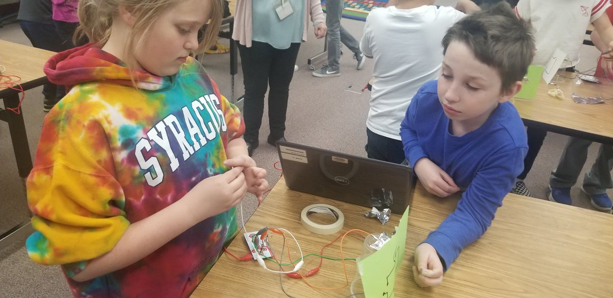 jewellclass's tweet image. Modeling circuits with Makey Makey and Scratch. @RoundHillES @makeymakey @scratch @ScratchEdTeam #electriccircuits #curriculumcrossover #computerscience