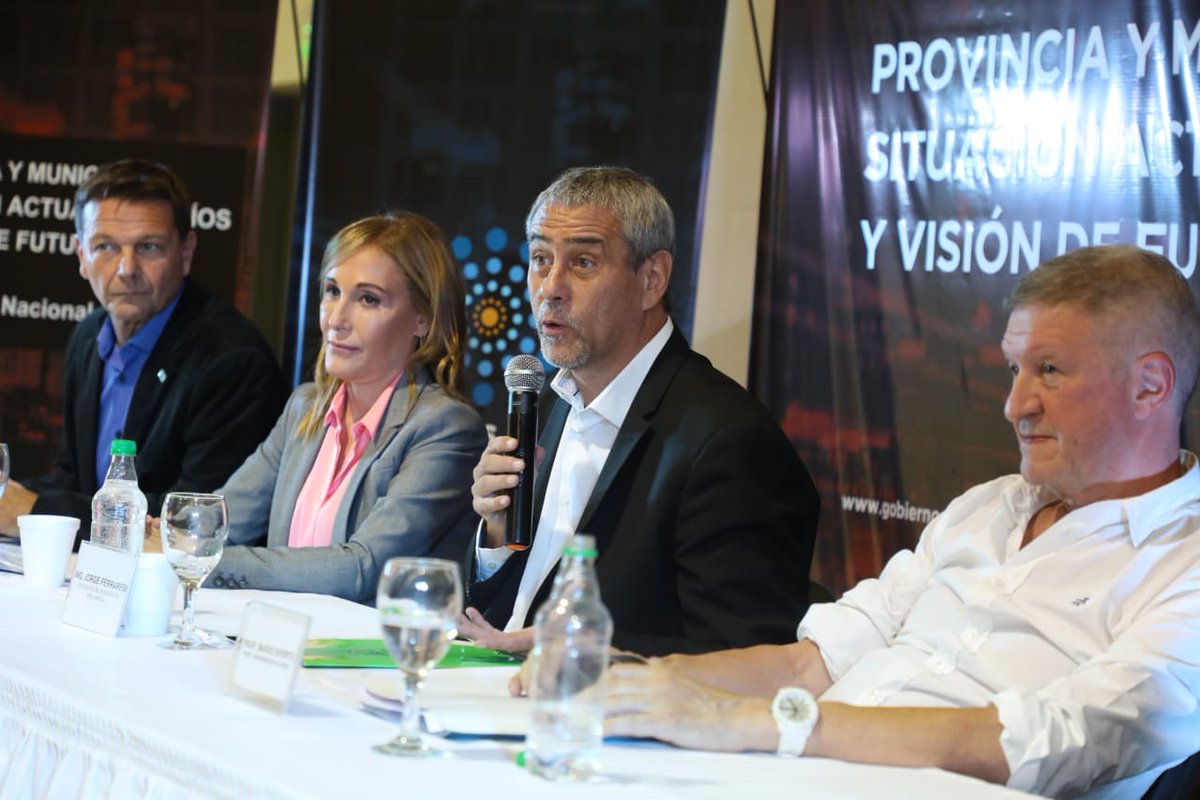 jorgeferraresi's tweet photo. Hoy visité la @UNLaOficial para participar del seminario "Provincia y Municipios: situación actual, desafíos y visión de futuro". Es importante recuperar el debate. Hoy participamos dirigentes políticos, académicos, estudiantes y la comunidad en gral. ¡Gracias por la invitación! https://t.co/TYTMTPgkFz