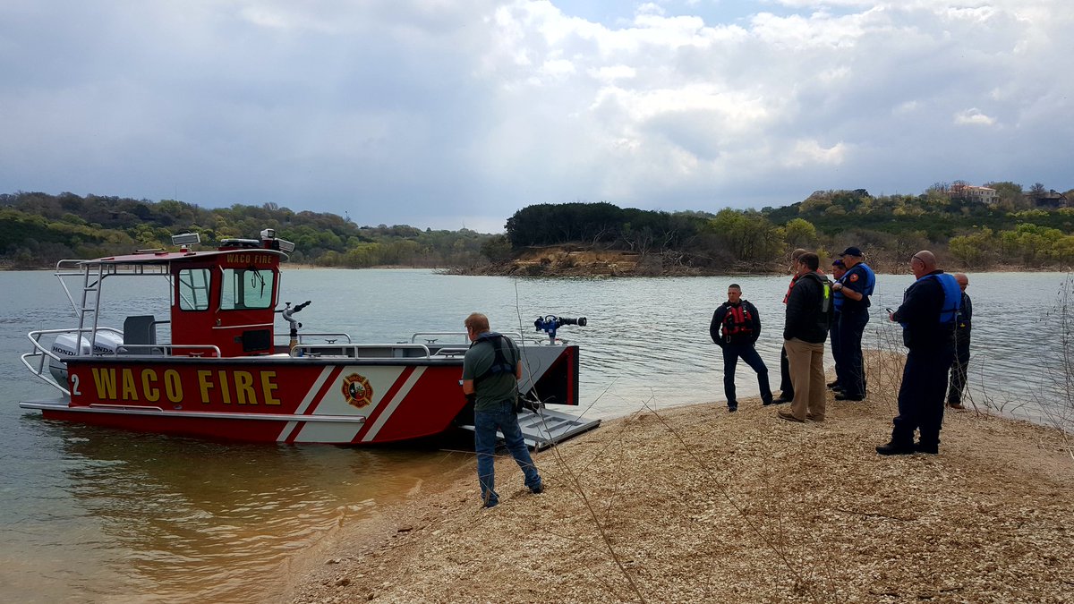 WacoTribHoppa's tweet photo. Island time with @WacoTXFire training with Station 2 and the new fire rescue boat and @LakeAssaultBoat https://t.co/epuF8nuCLq