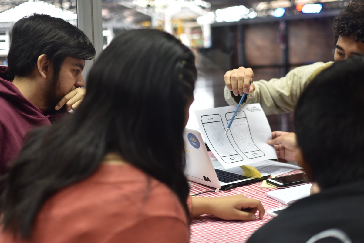 federicobouzas's tweet photo. Nos alegra que las nuevas generaciones trabajen con las #PersonasMayores logrando el intercambio de las tecnologías de los más chicos a los más grandes #DesafíoMásSimple #AprendeProgramando https://t.co/5OfJLdrAVK