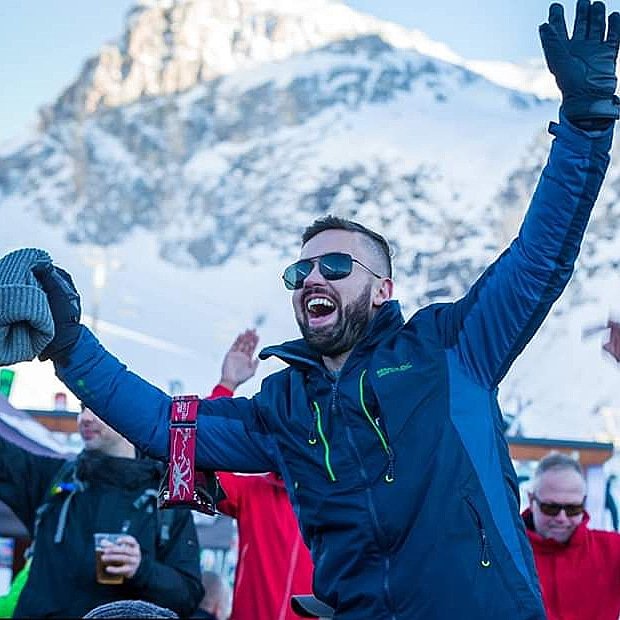 deric_tv's tweet image. Did someone mention après ski!?! Dancing on log tables never gets old😛🇫🇷🏂 

#alps #TheWildLife #snowboarding #apresski