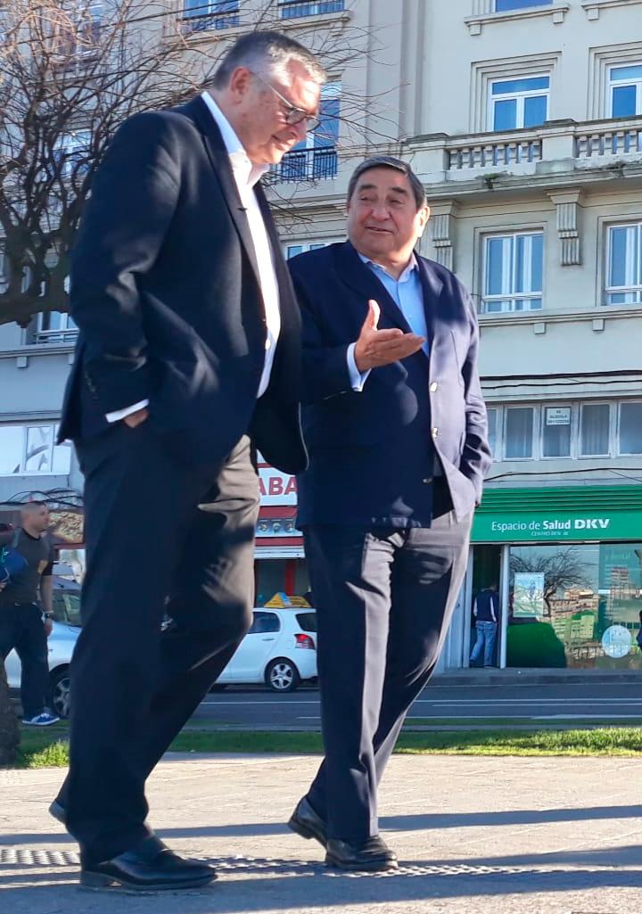 -¿Te acuerdas de aquellos años en Riazor, Michael?
-Como para olvidarlos...
Lendoiro y <a href="/michaelrobinson/">Michael Robinson</a>, el jueves 28 en #InformeSuperDepor